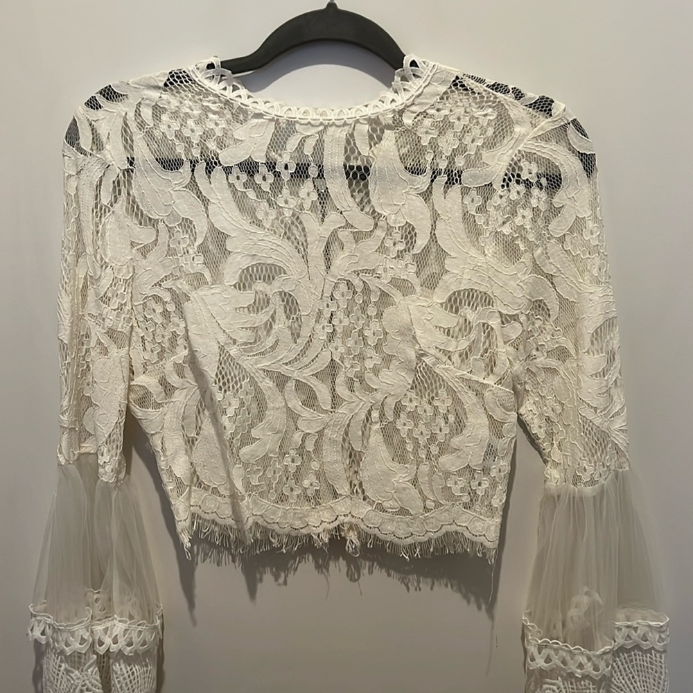 Chelsea white cropped top with puffed sleeves
